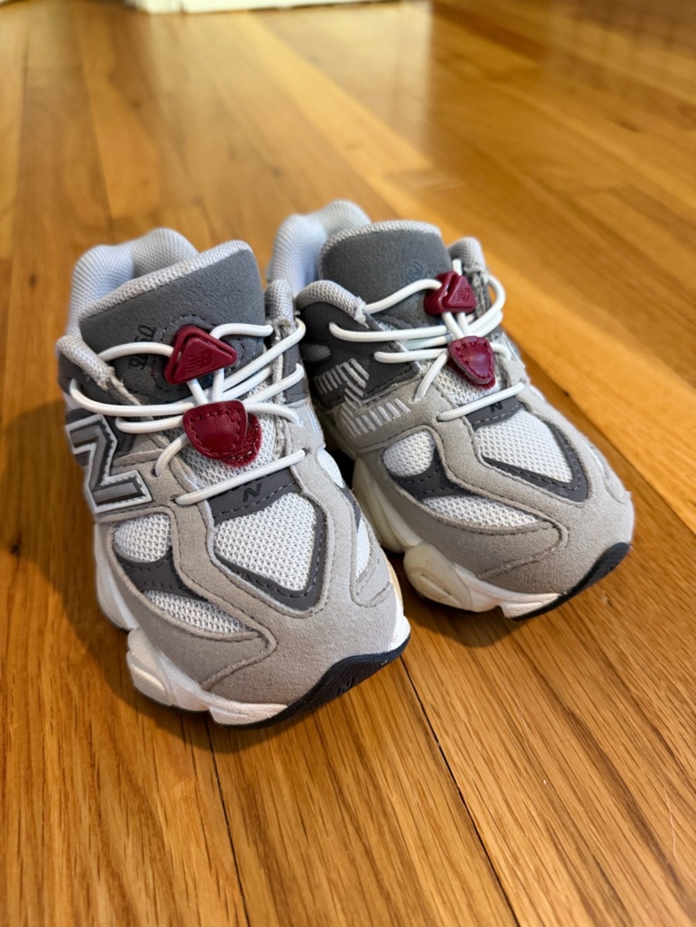 9060 BUNGEE New Balance Kids Grey and Red Athletic Sneakers